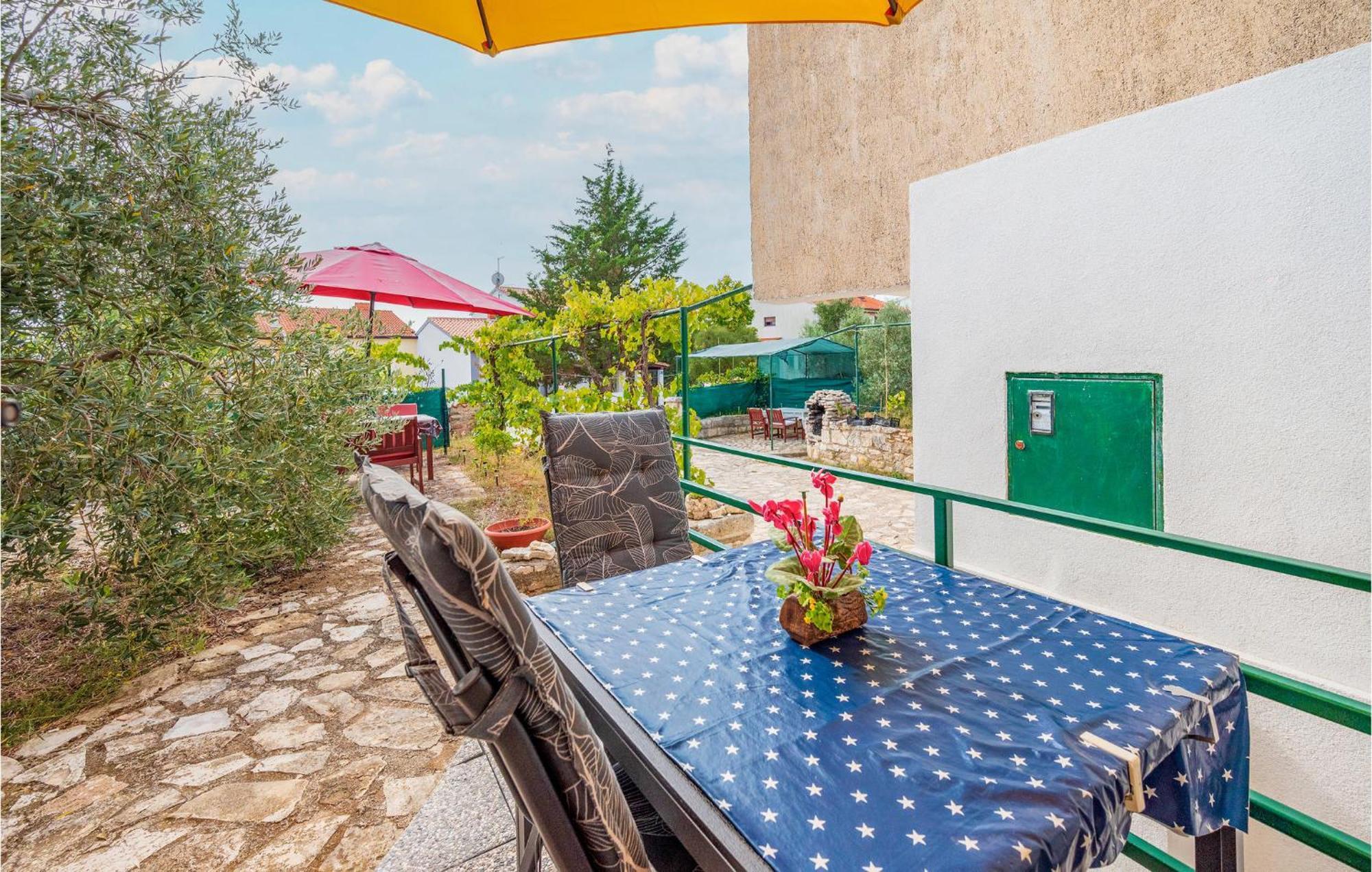 Amazing Apartment In Pula With Kitchen Exterior foto